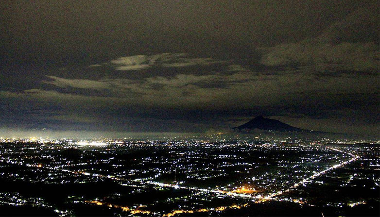 Yogyakarta dari atas ketinggian Panorama Kota Yogyakarta dari Watu-Amben-Jago Rental Motor