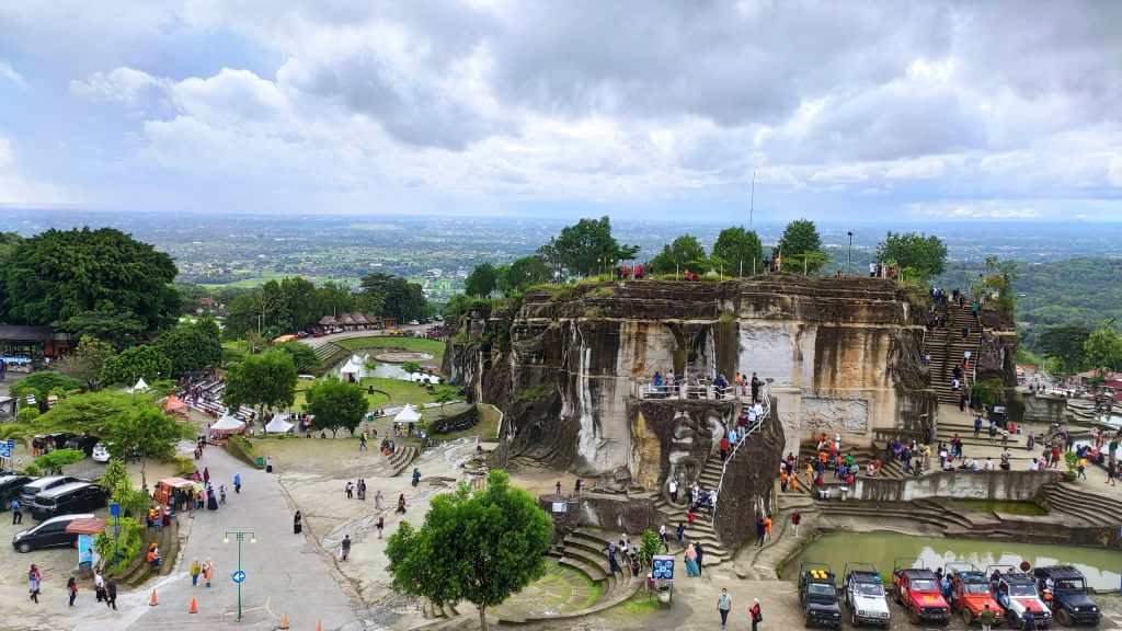 menikmati Yogyakarta dengan berkendara sepeda motor rental jago motor Tebing-Breksi-Jogja-Sewa Motor Murah di Yogyakarta