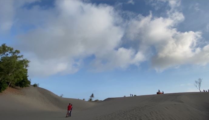 sewa motor untuk menikmati wisata gumuk pasir pantai parang tritis