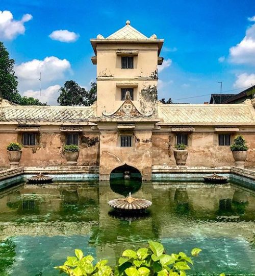 menikmati keindahan wisata-Taman-Sari-Kraton- Yogyakarta